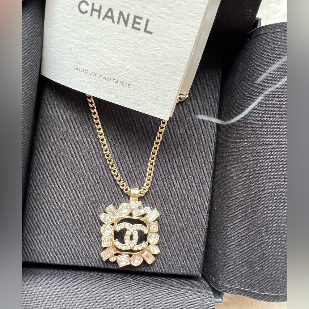 New authentic CHANEL CC strass pendant
Crystal CC 23P Necklace in gold color - Picture 4 of 11